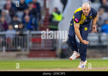 Ben Raine #44 del Durham Cricket bowling durante la partita Vitality Blast T20 tra Lancashire e Durham a Old Trafford, Manchester, giovedì 30 maggio 2024. (Foto: Mike Morese | mi News) crediti: MI News & Sport /Alamy Live News Foto Stock