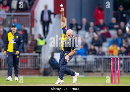 Ben Raine #44 del Durham Cricket bowling durante la partita Vitality Blast T20 tra Lancashire e Durham a Old Trafford, Manchester, giovedì 30 maggio 2024. (Foto: Mike Morese | mi News) crediti: MI News & Sport /Alamy Live News Foto Stock