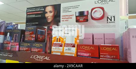 Bobruisk, Bielorussia - 1° maggio 2024: I prodotti per la cura della pelle Loreal Paris, tra cui Revitalift e Bloom, sono ordinatamente disposti su uno scaffale del negozio, promuovendo la loro Foto Stock