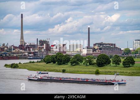 Chempark Krefeld-Uerdingen, rund 40 Betriebe sind in dem Chemiepark am Rhein angesiedelt, es gibt 3 Chemparks in NRW, Frachtschiff auf dem Rhein, Deutschland, Chempark Krefeld-Uerdingen **** Chempark Krefeld Uerdingen, circa 40 aziende sono situate nel parco chimico sul Reno, ne ne ne, ne ne ne ne ne ne ne 3. nave da carico sul Reno, Germania, Chempark Krefeld Uerdingen Foto Stock