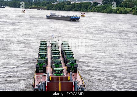 Rhine RO-ro Service BV, Fahrzeug Frachter Dynamica, Transportiert Gerade Trecker, Traktoren, Frachtschiff auf dem Rhein, bei Krefeld, Deutschland, Rheinschifffahrt *** Rhine RO ro Service BV, cargo Dynamica, trasporta trattori diritti, trattori, navi da carico sul Reno, vicino a Krefeld, Germania, navigazione sul Reno Foto Stock