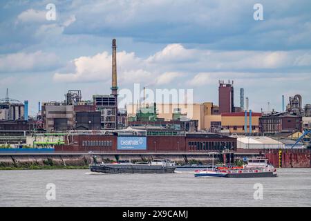 Chempark Krefeld-Uerdingen, rund 40 Betriebe sind in dem Chemiepark am Rhein angesiedelt, es gibt 3 Chemparks in NRW, Frachtschiff auf dem Rhein, Deutschland, Chempark Krefeld-Uerdingen **** Chempark Krefeld Uerdingen, circa 40 aziende sono situate nel parco chimico sul Reno, ne ne ne, ne ne ne ne ne ne ne 3. nave da carico sul Reno, Germania, Chempark Krefeld Uerdingen Foto Stock