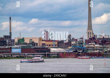 Chempark Krefeld-Uerdingen, rund 40 Betriebe sind in dem Chemiepark am Rhein angesiedelt, es gibt 3 Chemparks in NRW, Frachtschiff auf dem Rhein, Deutschland, Chempark Krefeld-Uerdingen **** Chempark Krefeld Uerdingen, circa 40 aziende sono situate nel parco chimico sul Reno, ne ne ne, ne ne ne ne ne ne ne 3. nave da carico sul Reno, Germania, Chempark Krefeld Uerdingen Foto Stock