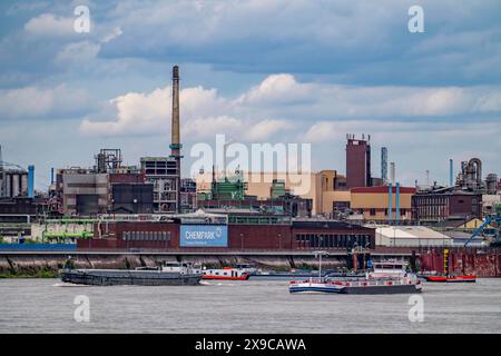 Chempark Krefeld-Uerdingen, rund 40 Betriebe sind in dem Chemiepark am Rhein angesiedelt, es gibt 3 Chemparks in NRW, Frachtschiff auf dem Rhein, Deutschland, Chempark Krefeld-Uerdingen **** Chempark Krefeld Uerdingen, circa 40 aziende sono situate nel parco chimico sul Reno, ne ne ne, ne ne ne ne ne ne ne 3. nave da carico sul Reno, Germania, Chempark Krefeld Uerdingen Foto Stock