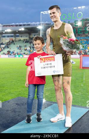 Oslo, Norvegia 30 maggio 2024 Jakob Ingebrigtsen di Norvegia celebra sul podio della Wanda Diamond League tenutasi agli Oslo Bislett Games di Oslo, Norvegia crediti: Nigel Waldron/Alamy Live News Foto Stock