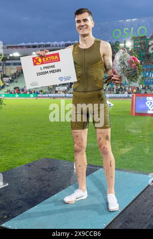 Oslo, Norvegia 30 maggio 2024 Jakob Ingebrigtsen di Norvegia celebra sul podio della Wanda Diamond League tenutasi agli Oslo Bislett Games di Oslo, Norvegia crediti: Nigel Waldron/Alamy Live News Foto Stock