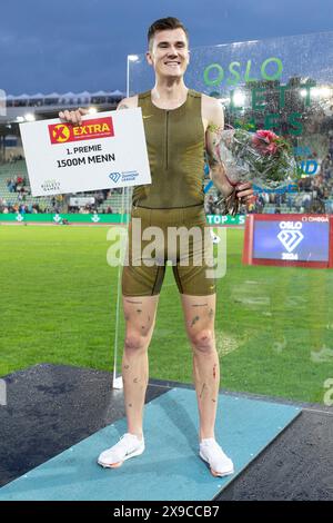 Oslo, Norvegia 30 maggio 2024 Jakob Ingebrigtsen di Norvegia celebra sul podio della Wanda Diamond League tenutasi agli Oslo Bislett Games di Oslo, Norvegia crediti: Nigel Waldron/Alamy Live News Foto Stock