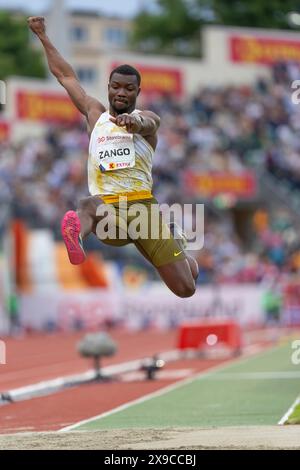 Oslo, Norvegia 30 maggio 2024 Hugues Fabrice Zango del Burkina Faso partecipa all'evento di salto triplo maschile della Wanda Diamond League tenutosi agli Oslo Bislett Games di Oslo, Norvegia crediti: Nigel Waldron/Alamy Live News crediti: Nigel Waldron/Alamy Live News Foto Stock