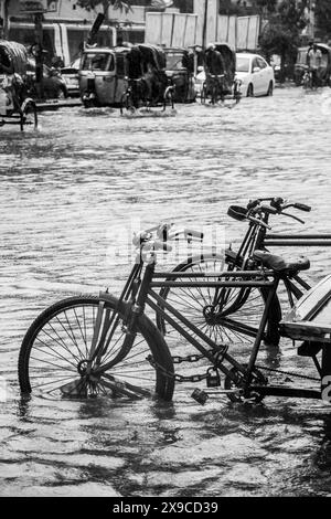 Cyclone Remal ha causato forti piogge, inondazioni e forti venti nella città di Dacca, causando interruzioni dei trasporti, interruzioni di corrente e importanti proprietà Foto Stock