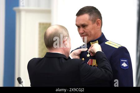 Mosca, Russia. 30 maggio 2024. Il presidente russo Vladimir Putin, presenta il sottotenente Anatoly Ivanov l'eroe della Russia durante una cerimonia di premiazione presso la sala Santa Caterina del Palazzo del Cremlino, il 30 maggio 2024, a Mosca, Russia. Crediti: Vyacheslav Prokofyev/piscina del Cremlino/Alamy Live News Foto Stock