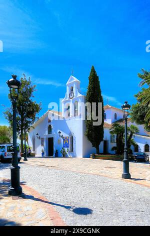 La chiesa di Santo Domingo nel villaggio di Benalmadena Pueblo mostra l'elegante chiesa antica classica Foto Stock