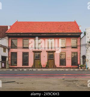 Giacarta, Indonesia - 7 maggio 2024. Un Cafe' con atmosfera coloniale olandese e culturale cinese situato vicino all'area della Citta' Vecchia a Giacarta, Indonesia. Foto Stock