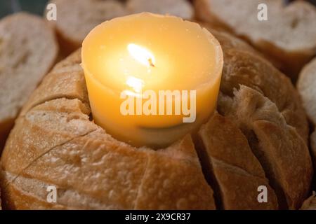 Candela al burro all'aglio nel pane a pasta madre Foto Stock