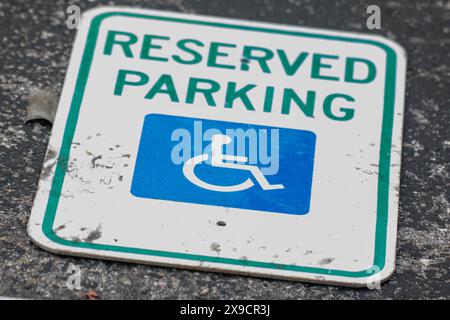 Viene mostrato il cartello di parcheggio riservato per disabili Foto Stock