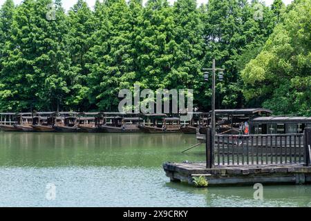 Wuzhen, Hangzhou, Cina, 29 maggio 2024: Vista dell'antica città sull'acqua di Wuzhen di giorno, è una delle città storiche e culturali più famose della Cina Foto Stock