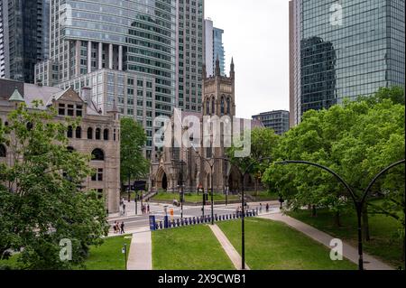 Montreal, Quebec - 25 maggio 2024: Chiesa Anglicana di St. George a Montreal circondata da grattacieli . Foto Stock