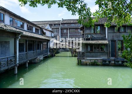 Wuzhen, Hangzhou, Cina, 29 maggio 2024: Vista dell'antica città sull'acqua di Wuzhen di giorno, è una delle città storiche e culturali più famose della Cina Foto Stock