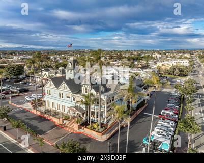 Vista aerea dell'emblematico edificio vittoriano nel centro di Carlsbad, California Foto Stock