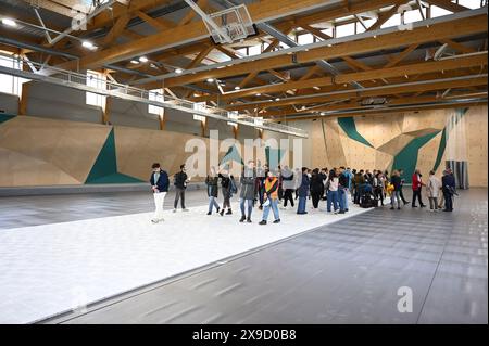 Le Bourget, Parigi, Francia. 30 maggio 2024. Il 30 maggio 2024, si visita la sede di allenamento per gli eventi di arrampicata a le Bourget, vicino a Parigi, in Francia. La struttura di arrampicata sportiva le Bourget ospiterà eventi di arrampicata durante i Giochi Olimpici di Parigi 2024. Crediti: Julien Mattia/Xinhua/Alamy Live News Foto Stock