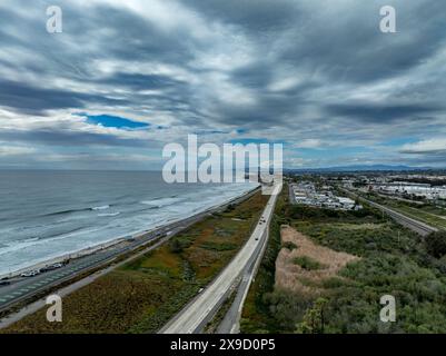 Vista aerea della Coast Highway lungo l'Oceano Pacifico vicino a Carlsbad California Foto Stock