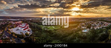 Vista aerea di edifici residenziali, ville di lusso, case unifamiliari in California, vicino all'Oceano Pacifico, su un campo da golf Foto Stock