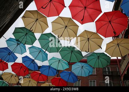 Ombrelli diagonali - Rue du cUL-de-Sac, Quebec City, Canada Foto Stock