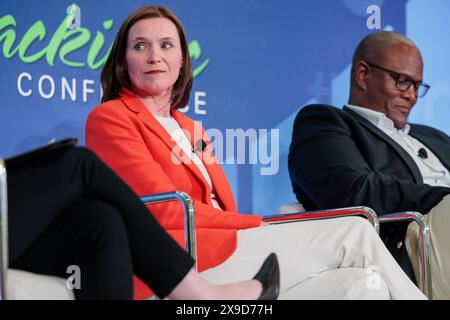 Mackinac Island, Stati Uniti. 30 maggio 2024. Il leader della maggioranza del Senato del Michigan Winnie Brinks (D-Grand Rapids) e il presidente della camera del Michigan Joe Tate (D-Detroit) parlano alla Mackinac Policy Conference a Mackinac Island, Mich., il 30 maggio 2024. (Foto di Andrew Roth/Sipa USA) credito: SIPA USA/Alamy Live News Foto Stock