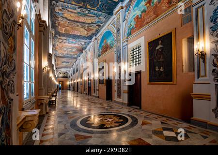 Interno della storica sala del Palazzo del grande Maestro con impressionanti dettagli architettonici e tradizionali dipinti maltesi a la Valletta. Patrimonio culturale o Foto Stock