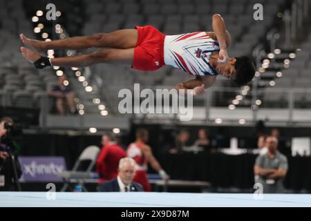 Fort Worth, Texas, Stati Uniti. 30 maggio 2024. La ginnasta della Cypress Academy KIRAN MANDAVA esegue la sua routine di allenamento al pavimento durante la gara Senior Men Day 1 dei campionati Xfinity U.S. Gymnastics 2024 presso la Dickies Arena di Fort Worth giovedì. (Immagine di credito: © Brian McLean/ZUMA Press Wire) SOLO PER USO EDITORIALE! Non per USO commerciale! Foto Stock