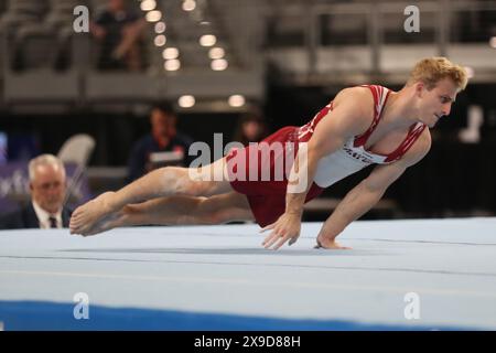 Fort Worth, Texas, Stati Uniti. 30 maggio 2024. Il ginnasta di Stanford COLT WALKER esegue la sua routine di allenamento al pavimento durante la gara Senior Men Day 1 dei campionati Xfinity U.S. Gymnastics 2024 alla Dickies Arena di Fort Worth giovedì. (Immagine di credito: © Brian McLean/ZUMA Press Wire) SOLO PER USO EDITORIALE! Non per USO commerciale! Foto Stock