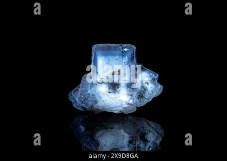 Fluorite con fantocci sotto raggi ultravioletti a onde corte. Fotografia UV isolata su sfondo nero. primo piano con dettagli macro grezzi non lucidati Foto Stock