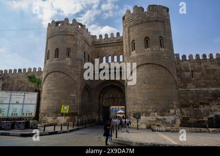 Bab al-Futuh, porta della conquista, il Cairo, Egitto. Febbraio 2023 Foto Stock