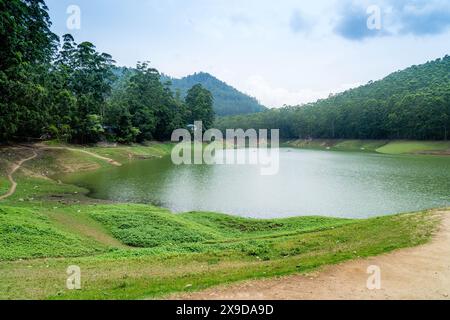 La diga di Mattupetty, vicino a Munnar nel distretto di Idukki, è una diga a gravità di cemento costruita sulle montagne del Kerala, in India Foto Stock