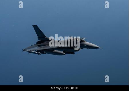 Un F-16 della U.S. Air Force Fighting Falcon proveniente dal 510th Fighter Squadron della Aviano Air base, torna in formazione dopo aver ricevuto carburante da una U.S. Air Force K Foto Stock