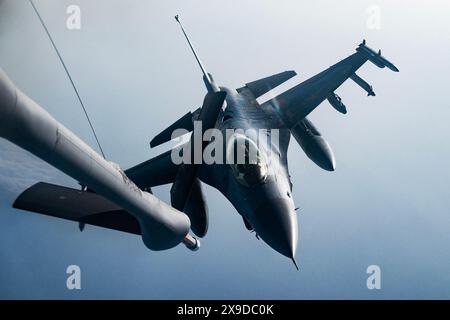 Un F-16 della U.S. Air Force Fighting Falcon del 510th Fighter Squadron della Aviano Air base, si prepara a ricevere carburante da un KC-135 Stratotanke della U.S. Air Force Foto Stock