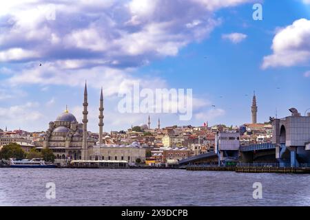 Istanbul, Turchia - 6 settembre 2023: Vista dal traghetto per la nuova Moschea, il Ponte di Galata, la città in una giornata di sole, Istanbul, Turchia Foto Stock