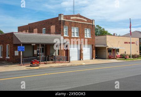 Rusk, USA - 21 ottobre 2023 - Vista sulla strada nel centro di Rusk con l'edificio dei vigili del fuoco di Rusk nella contea di Cherokee, Texas Foto Stock