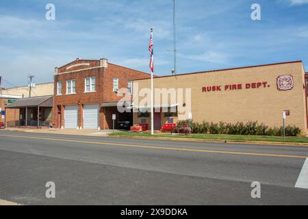 Rusk, USA - 21 ottobre 2023 - Vista sulla strada nel centro di Rusk con l'edificio dei vigili del fuoco di Rusk nella contea di Cherokee, Texas Foto Stock