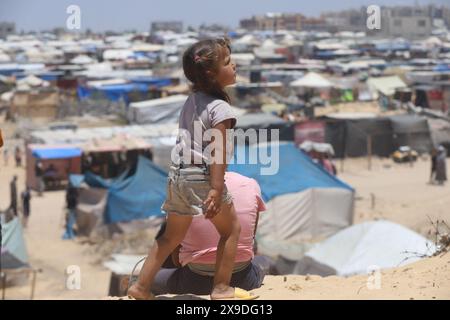 Khan Yunis, Palestina. 30 maggio 2024. Una visione generale del campo profughi di Khan Yunis il 30 maggio 2024 nella Striscia di Gaza. Gli sforzi DEGLI STATI UNITI per gli aiuti a Gaza hanno subito una battuta d'arresto imbarazzante dopo che il molo temporaneo costruito dai militari si è rotto in mare pesante, ha detto martedì il Pentagono. Il molo da 320 milioni di dollari era destinato a fornire una linea di approvvigionamento cruciale per le consegne di aiuti via mare per raggiungere i palestinesi affamati e alleviare una catastrofe umanitaria. Ora lo sforzo è sospeso per almeno una settimana . Foto di Ramez Habboub/ABACAPRESS. COM credito: Abaca Press/Alamy Live News Foto Stock