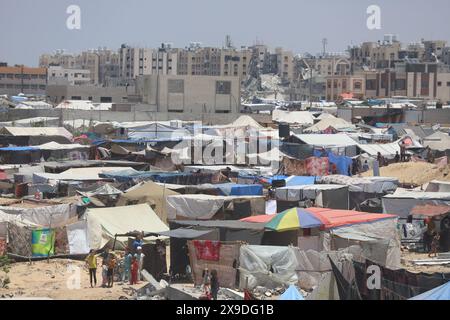 Khan Yunis, Palestina. 30 maggio 2024. Una visione generale del campo profughi di Khan Yunis il 30 maggio 2024 nella Striscia di Gaza. Gli sforzi DEGLI STATI UNITI per gli aiuti a Gaza hanno subito una battuta d'arresto imbarazzante dopo che il molo temporaneo costruito dai militari si è rotto in mare pesante, ha detto martedì il Pentagono. Il molo da 320 milioni di dollari era destinato a fornire una linea di approvvigionamento cruciale per le consegne di aiuti via mare per raggiungere i palestinesi affamati e alleviare una catastrofe umanitaria. Ora lo sforzo è sospeso per almeno una settimana . Foto di Ramez Habboub/ABACAPRESS. COM credito: Abaca Press/Alamy Live News Foto Stock