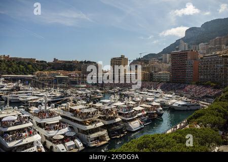 Circuito di Monaco, Monte carlo, Monaco. 26.May.2024; Vista del Porto di Monaco, persone che guardano la gara dalle barche durante il Gran Premio di Formula uno di Monaco Foto Stock