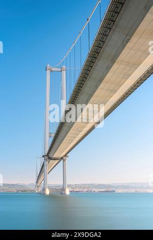 Ponte Osmangazi (Izmit Bay Bridge) situato a Izmit, Kocaeli, Turchia. Ponte sospeso acquisito con tecnica a lunga esposizione Foto Stock