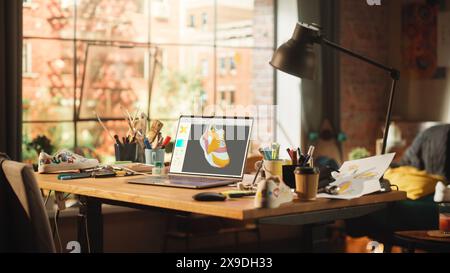 Elegante spazio di lavoro vuoto di Footwear Designer. Computer portatile sulla scrivania con software di editing CAD 3D su display. Home Office in un elegante soggiorno di un appartamento mansardato. Foto Stock