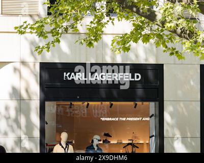 Cartello con il logo Karl Lagerfeld sulla facciata del negozio. Il rivenditore di lusso di abbigliamento firmato si trova presso il Kurfürstendamm. Marchio di moda popolare. Foto Stock