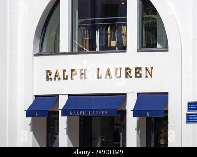 Cartello con il logo Ralph Lauren sulla facciata del negozio. Il rivenditore di lusso di moda si trova a Kurfürstendamm. Marchio popolare per i ricchi. Foto Stock