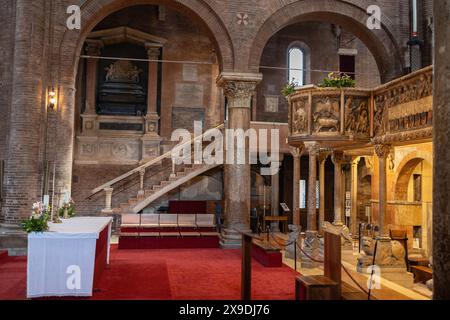 Altare, scalinata laterale, palco e archi all'interno della Cattedrale di Modena, Italia. Foto Stock