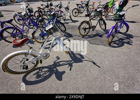 Ein gutes Lebensgefühl. Radfahrer haben ihre Räder abgestellt. Salisburgo Salisburgo Österreich *** Un buon atteggiamento nei confronti della vita i ciclisti hanno parcheggiato le loro biciclette Salisburgo Salisburgo Austria Copyright: XRolfxPossx Foto Stock
