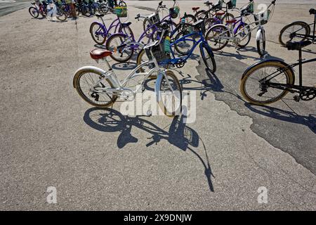 Ein gutes Lebensgefühl. Radfahrer haben ihre Räder abgestellt. Salisburgo Salisburgo Österreich *** Un buon atteggiamento nei confronti della vita i ciclisti hanno parcheggiato le loro biciclette Salisburgo Salisburgo Austria Copyright: XRolfxPossx Foto Stock