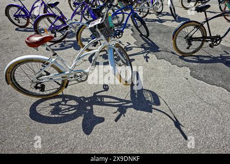 Ein gutes Lebensgefühl. Radfahrer haben ihre Räder abgestellt. Salisburgo Salisburgo Österreich *** Un buon atteggiamento nei confronti della vita i ciclisti hanno parcheggiato le loro biciclette Salisburgo Salisburgo Austria Copyright: XRolfxPossx Foto Stock