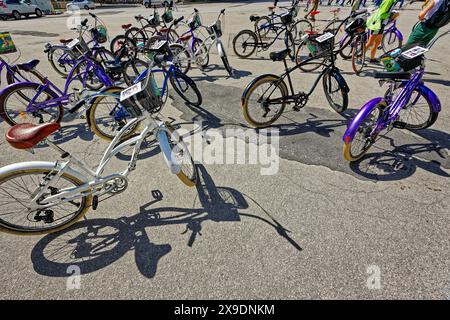 Ein gutes Lebensgefühl. Radfahrer haben ihre Räder abgestellt. Salisburgo Salisburgo Österreich *** Un buon atteggiamento nei confronti della vita i ciclisti hanno parcheggiato le loro biciclette Salisburgo Salisburgo Austria Copyright: XRolfxPossx Foto Stock